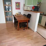 בית נופש La Maison Jaune Pres Du Metro *